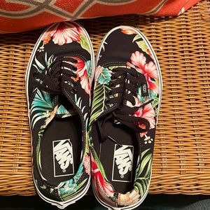 Brand: Vans
Size: 8.5 (w) / 7. (m)
Color: Black w/ Hawaiian Flowers